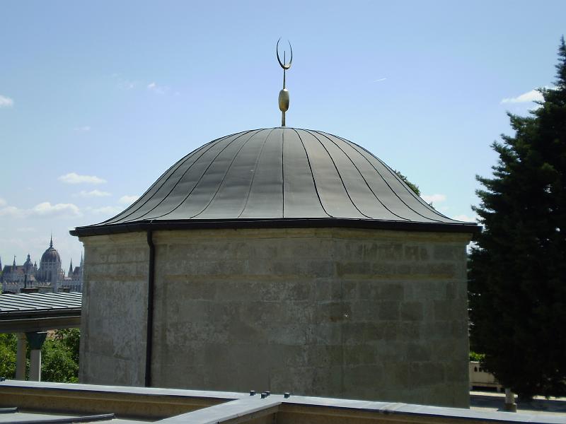 bp_2 044.JPG - Gül Baba's tomb, with the Hungarian Parliament visible in the background